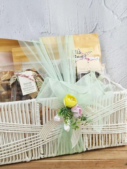 Rakhi aa gayi, par gift reh gaya? Don't worry! This beautifully wrapped last-minute gift basket is packed with love and our finest treats, ensuring your pyaar will reach just in time.