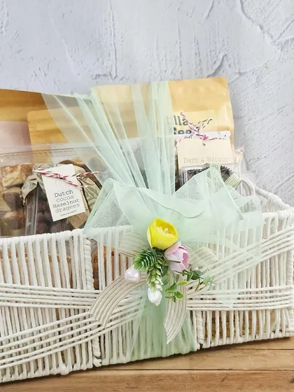 Rakhi aa gayi, par gift reh gaya? Don't worry! This beautifully wrapped last-minute gift basket is packed with love and our finest treats, ensuring your pyaar will reach just in time.