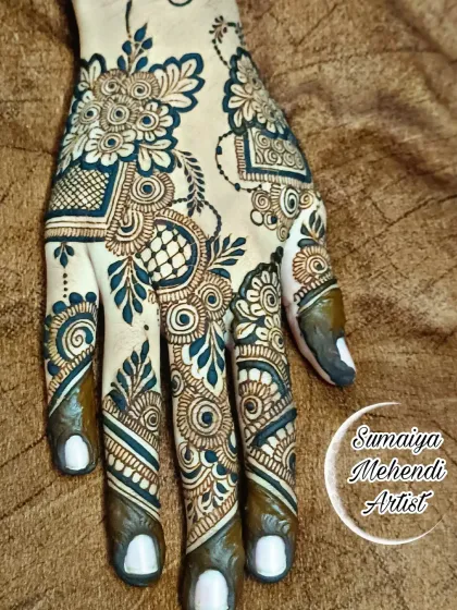 A close-up of this simple design, showing the delicate floral and leaf patterns.