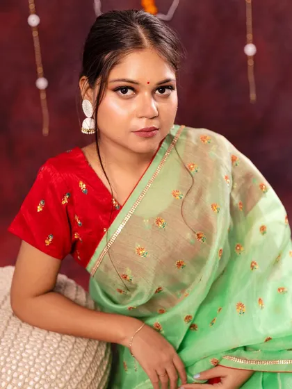 Another great shot from the Diwali workshop. Here, the focus was on capturing a direct, engaging expression while balancing the ambient light from the background with the main light on the model.