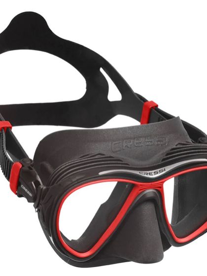 The Cressi Quantum mask shown here in a black and red finish. This model is a great example of how modern technology can solve classic diving problems, ensuring comfort and clear vision.