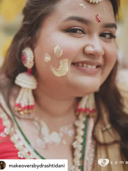A candid, happy moment from the Haldi ceremony. Even with haldi on her face, her dewy skin and defined eyes shine through. This is why waterproof makeup is a must.