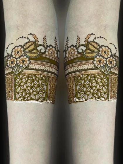 Another example of a detailed forearm band. The floral border and the geometric jaali work together to create a rich texture.