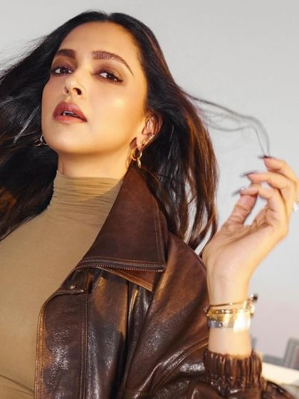 I created these rich chocolate brown nails for Deepika Padukone in Abu Dhabi. The deep, glossy color is both trendy and timeless, perfect for a powerful and sophisticated look.