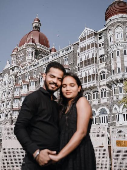 A duplicate of image 61, this is a timeless portrait that beautifully combines a loving couple with an iconic city landmark.