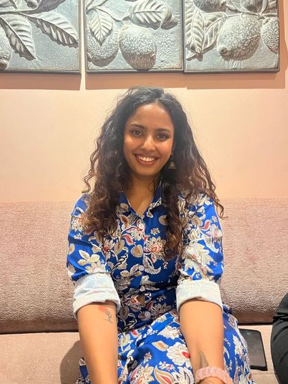 An 'organized mess' is how I describe my curly hair and this comfy, printed shirt dress. It's a perfect look for a relaxed day out. Embracing your natural self is the core of my styling philosophy.