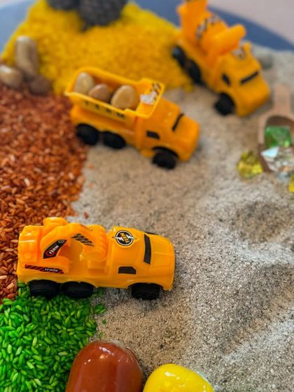 The construction-themed sensory kit is perfect for little builders. With sand, rice, and mini trucks, it provides a fantastic setup for imaginative play and developing fine motor skills.