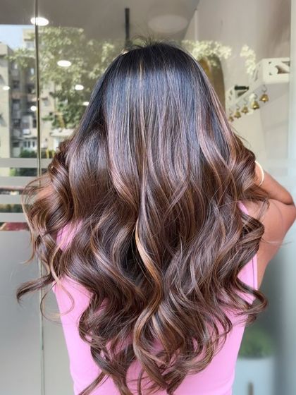 A close-up look at the seamless blend of our balayage technique. You can see how the lighter strands are woven into the darker base, creating a natural gradient with no harsh lines.