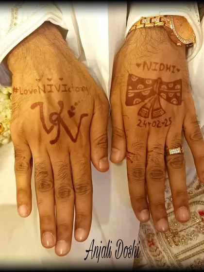 A great example of a simple and modern groom mehendi stain. This design features the couple's wedding hashtag, initials, the bride's name, and the wedding date.