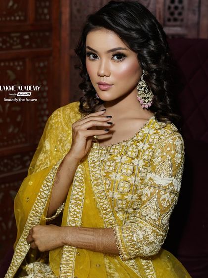 This is a perfect example of a soft glam look for a wedding guest or bridesmaid. We teach you how to achieve that radiant, lit-from-within glow that clients love, using techniques for subtle highlighting and natural contouring.