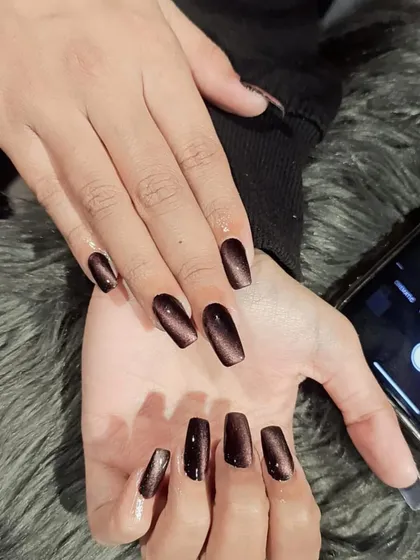Experience the mesmerizing cat eye effect. These square-shaped extensions have a deep, dimensional shimmer that shifts with the light, creating a unique and captivating look.
