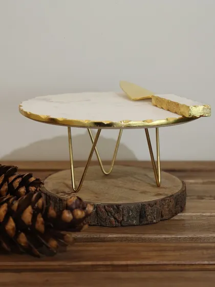 The same white marble cake platter, but with modern gold hairpin legs. This version offers a more contemporary feel, perfect for a minimalist yet elegant dessert display.