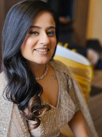 Slaying the minimalistic vibe for an engagement. This glossy, nude makeup look is perfect for the modern bride who loves understated elegance.