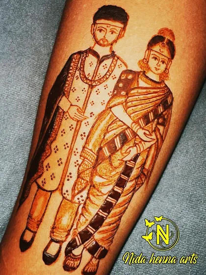 A beautiful Maharashtrian couple figure, showcasing traditional attire. My course covers how to draw different regional bridal styles to make you a versatile mehandi artist.