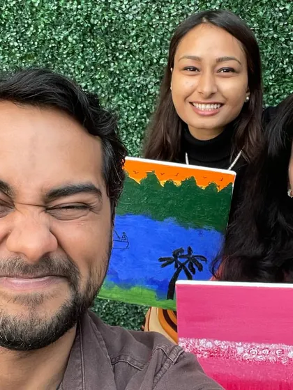 A fun selfie with some of the participants from a collaborative event. The energy and smiles are what make these workshops so special for me. It's all about sharing great moments.
