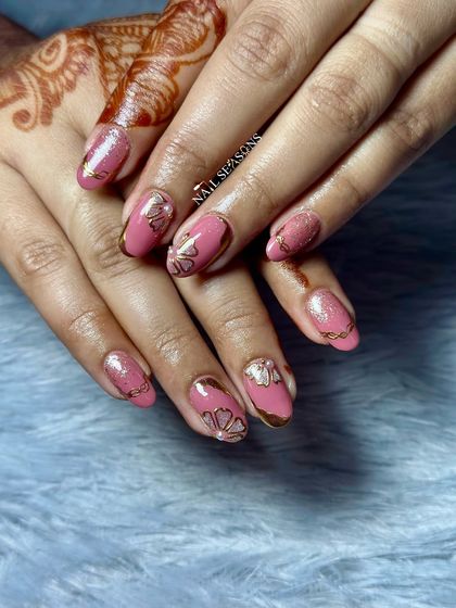 Blush pink and gold is a match made in heaven for bridal nails. This set combines glitter, hand-painted florals, and chrome strokes for a glamorous finish.