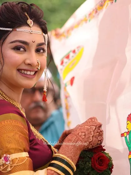 Another beautiful moment from the wedding ceremony. The traditional mundavalya and nath are key elements of the Maharashtrian bridal look I specialize in.