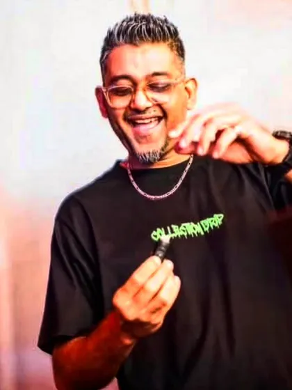 A funny, relatable moment for any DJ: the panic of a lost pendrive versus the relief of finding it right before a show.