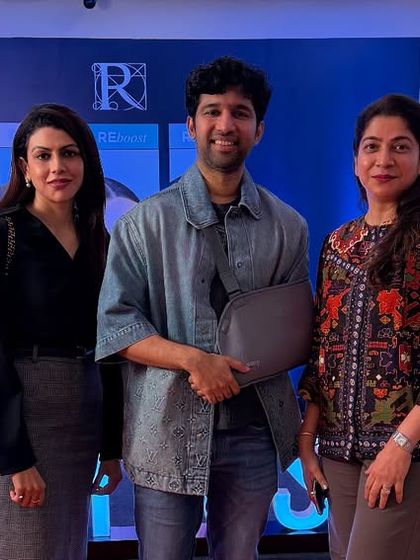 Pictured here at the Definisse filler and thread user meet with international faculty Dr. Vorapot. Collaborating with and learning from global experts is essential to offering my patients the best possible care.