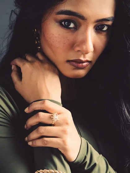 This close-up is about capturing raw beauty. The lighting is soft, highlighting the model's freckles and intense gaze.