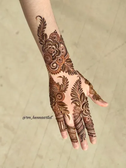 A full view of this gorgeous Gulf henna design. The pattern extends from the wrist to the index finger, creating a very graceful and elongated look.