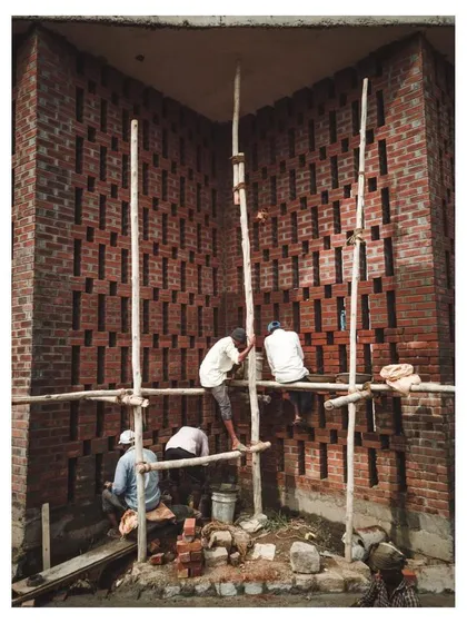 Duplicate of masons working on the jali wall.