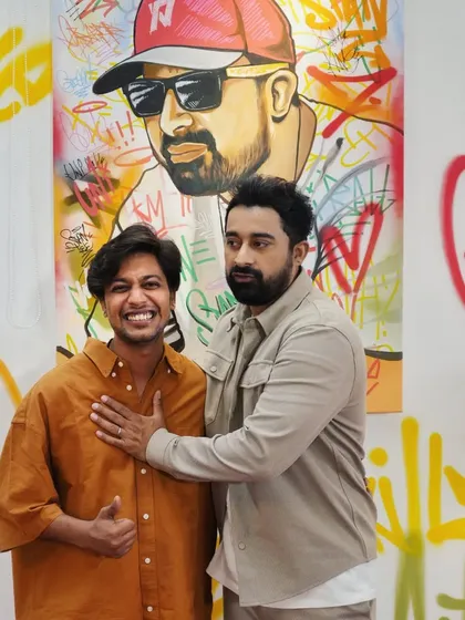 Another shot with Rannvijay, showing his appreciation for the finished portrait. It was an honor to create this piece for such an inspiring person.