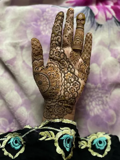 I always try my best, even if it's not perfect. This design was a joy to create, with its mix of floral chains and a central mandala, covering the palm in delicate detail.