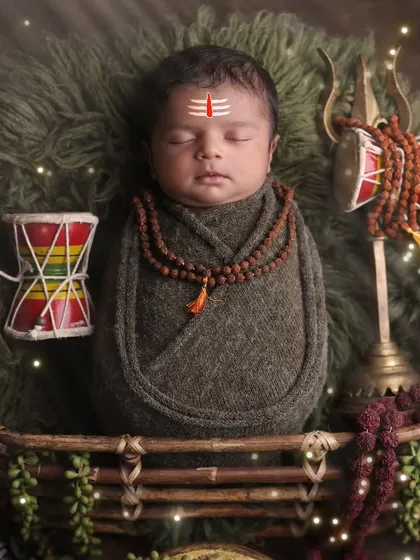 A close-up of the baby boy portraying Mahadev, showing the carefully placed tripundra on his forehead and the miniature damaru. These details make the portrait special.