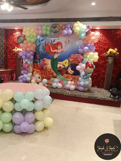 The complete stage for the mermaid party, including a cake table made of pastel balloons.