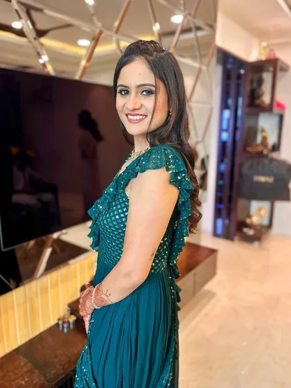 Serving bridesmaid goals in this stunning teal outfit. The soft glam makeup with a defined eye and neutral lip is perfect for celebrating alongside the bride.