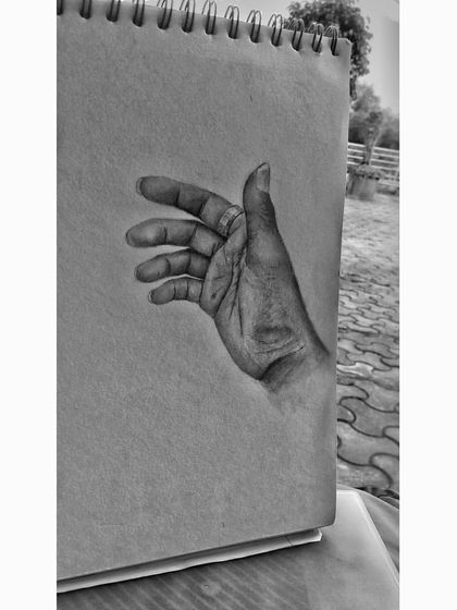 Ek yahi kaam toh mujhe achha lagta hai. A study of a hand. Practicing individual features like hands is crucial for making realistic full-body portraits.