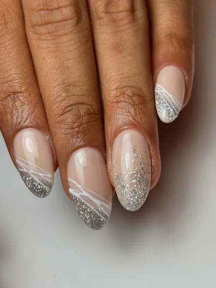 The complete falling glitter and spider gel design, a perfect example of combining different textures and effects for a unique look.