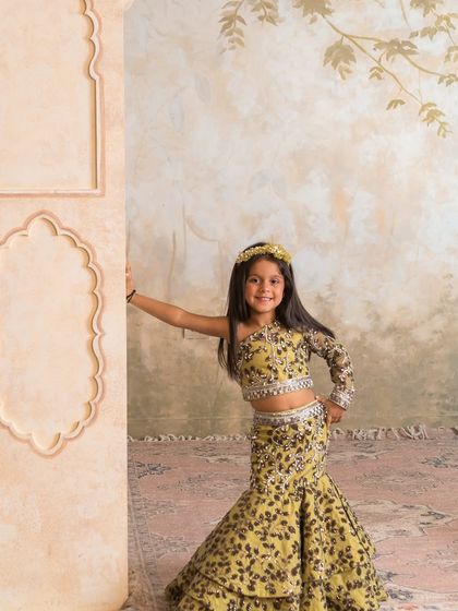 The mermaid style cut of this printed lehenga is modern and playful, perfect for a fashion forward little girl.