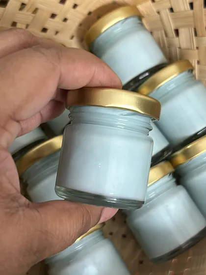 These mini candles are a great pocket-friendly addition to your festive hampers or as standalone return gifts. We can make them in any color.