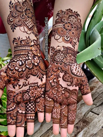 This design looks so beautiful against the natural greenery.