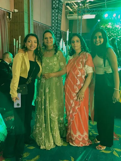 We started the 2024-2025 season with this wedding and it was the best start. Here we are with some of the wonderful family members.