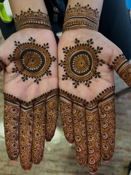 If you prefer something simpler, a minimalist mandala design is a perfect choice. This clean and elegant mehendi focuses on a central mandala, leaving space on the palm while still decorating the fingers.