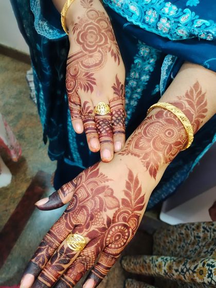 Hajira Mehendi Artist - Mehndi Artist Services The Signature Stain: Rich, Dark, and Organic photo 8