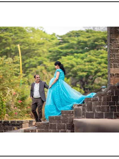 The dad-to-be helps his partner up the stairs, a gesture of care and support that I love to capture.
