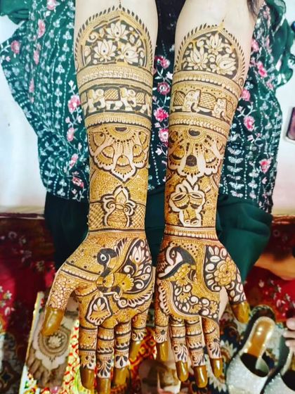 This design has a very traditional feel, with arches and elephant motifs on the arms. The palms feature beautiful peacock figures.