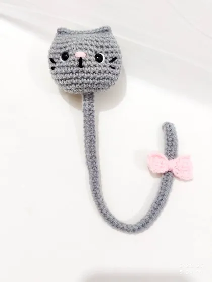 An adorable cat bookmark for the book lovers. This little grey kitty with a pink bow will happily save your page for you.