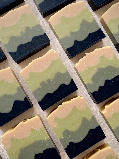 The layered design of our Cavalier soap is inspired by natural landscapes. Each clay offers unique benefits, from the high absorption of blue clay for oily skin to the gentle soothing of green clay for sensitive skin.