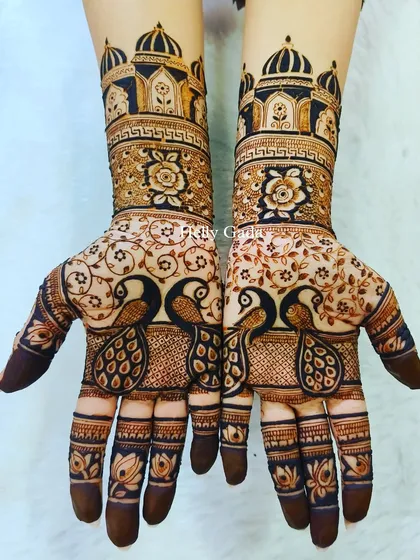 A classic peacock theme design. The palms feature two large peacocks, while the wrists are adorned with architectural domes, giving it a royal feel.