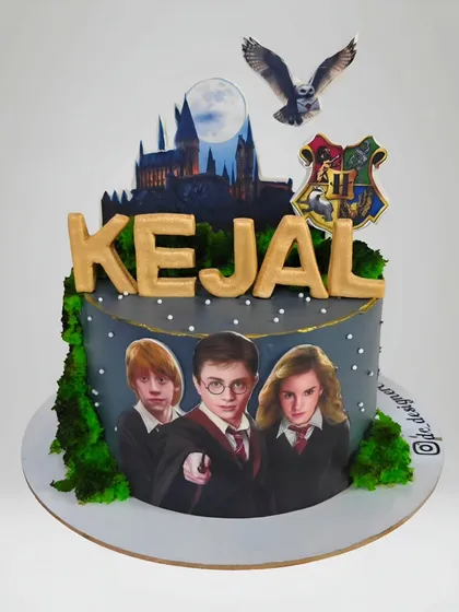 A magical Harry Potter cake for a true fan. This design features an edible image of Harry, Ron, and Hermione, with the Hogwarts castle in the background and an owl in flight.