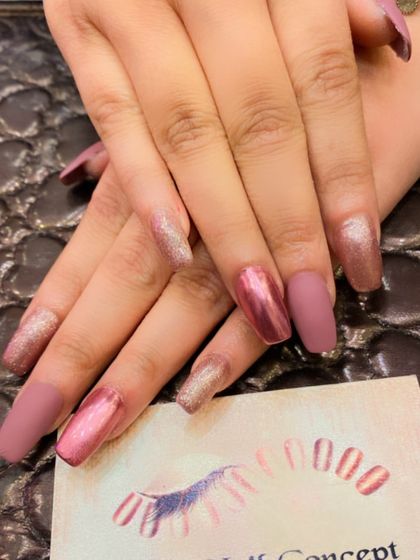 A stylish mix of textures on coffin-shaped nails. This set includes matte mauve, metallic rose gold chrome, and sparkling rose gold glitter nails.