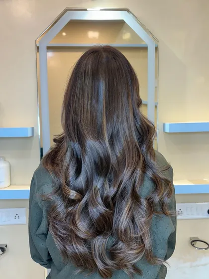The final result from the back. A perfect blend of light brown and beige blonde that looks both natural and glamorous.