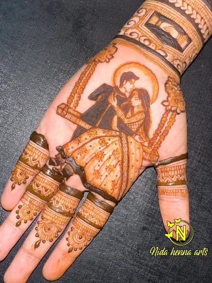 This romantic couple figure on a swing is a popular choice for engagement or bridal mehandi. It’s a playful and beautiful way to represent your love story.