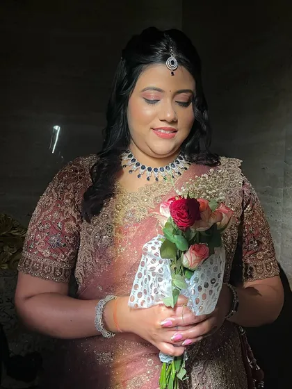 Another beautiful shot with her bouquet.