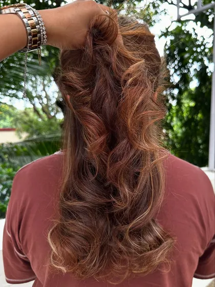 This is what I call cascading hair. The combination of a layered cut and multi-tonal highlights creates a beautiful waterfall effect, full of movement and texture.